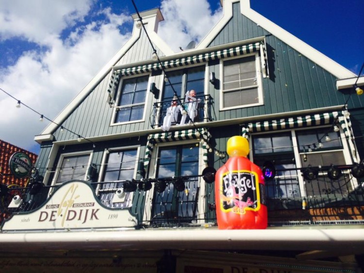 De_Sjonnies_Kermis_Volendam_2014_Caf%C3%A9_De_Dijk-750x563.jpg